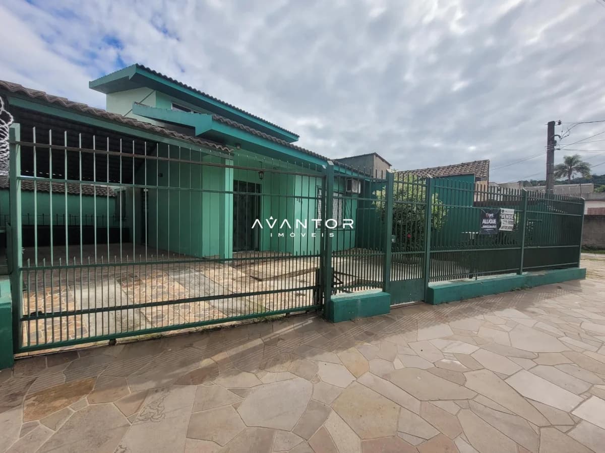 Fachada da casa com portão e garagem — Casa com 3 quartos à venda em Itararé, Santa Maria/RS