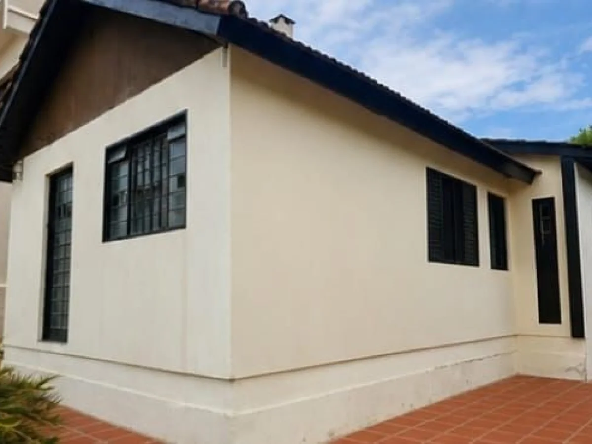 Fachada da casa com janelas e porta — Casa com 3 quartos à venda em Juscelino Kubitschek, Santa Maria/RS