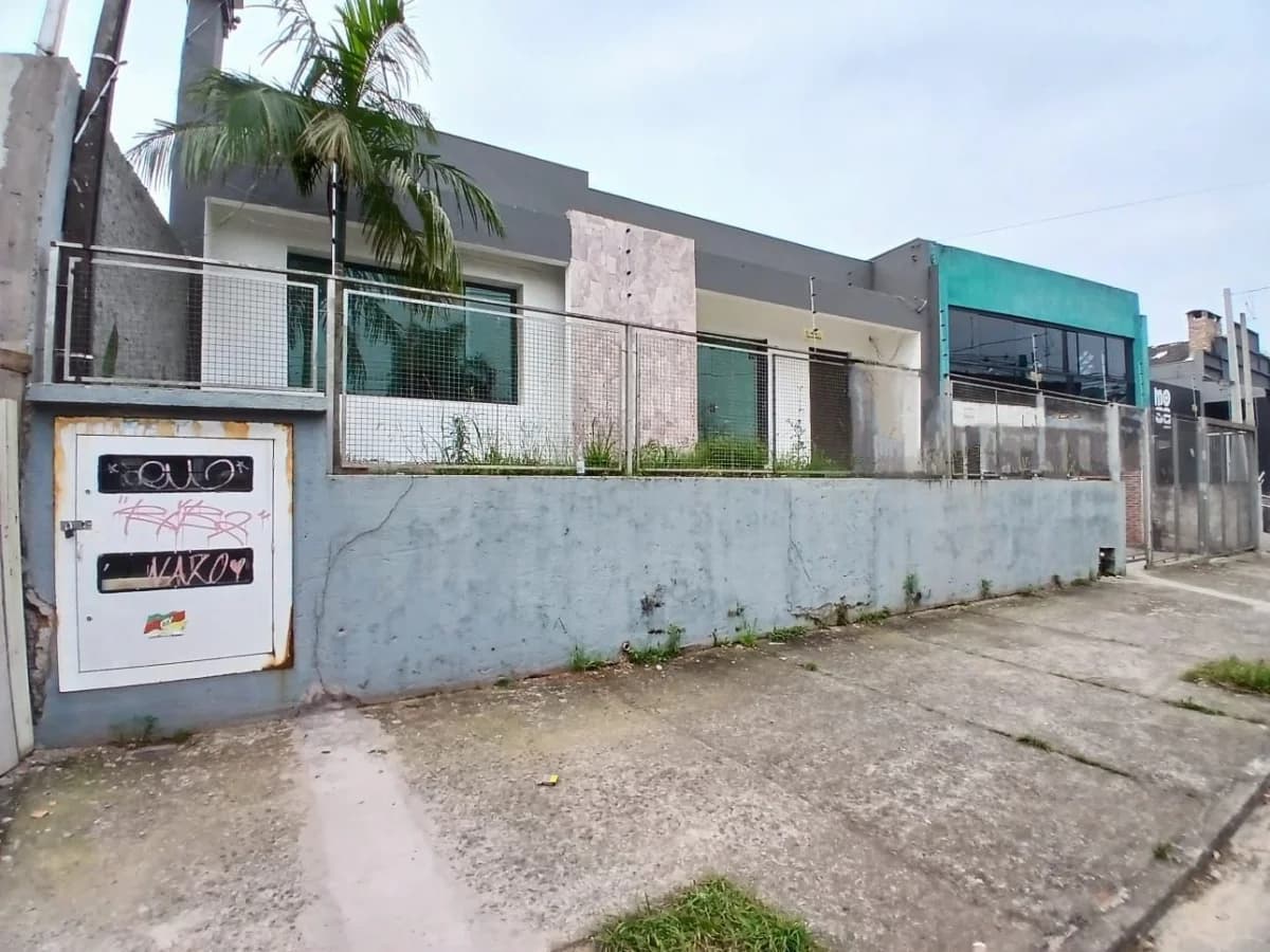 Casa Comercial Ampla No Bairro Lourdes Com 4 Salas, 3 Banheiros, Pátio e Estacionamento — Casa Comercial com 4 salas para alugar em Nossa Senhora de Lourdes, Santa Maria/RS