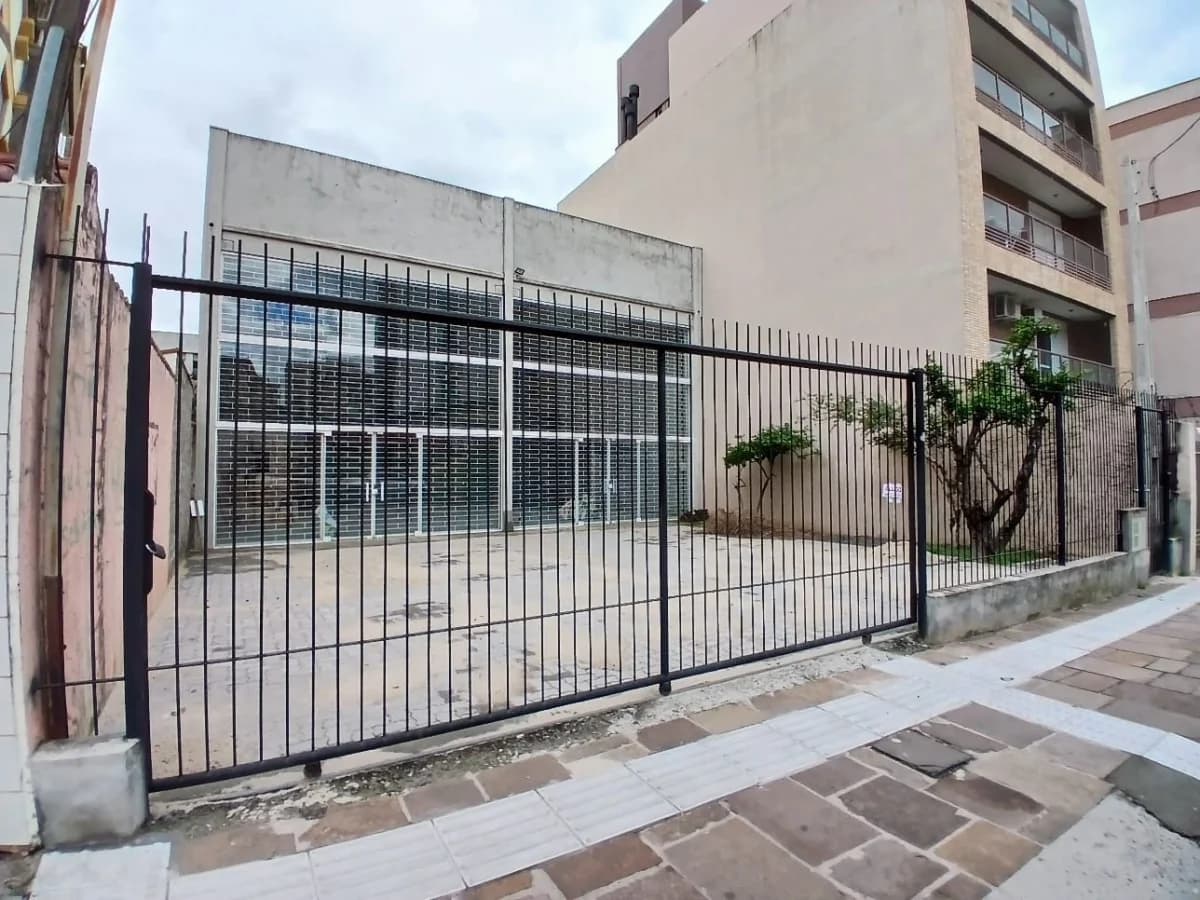 Pavilhão Central De 287 m² Possui Escritório, 2 Banheiros e Estacionamento — Pavilhão com 1 sala para alugar em Nossa Senhora de Fátima, Santa Maria/RS