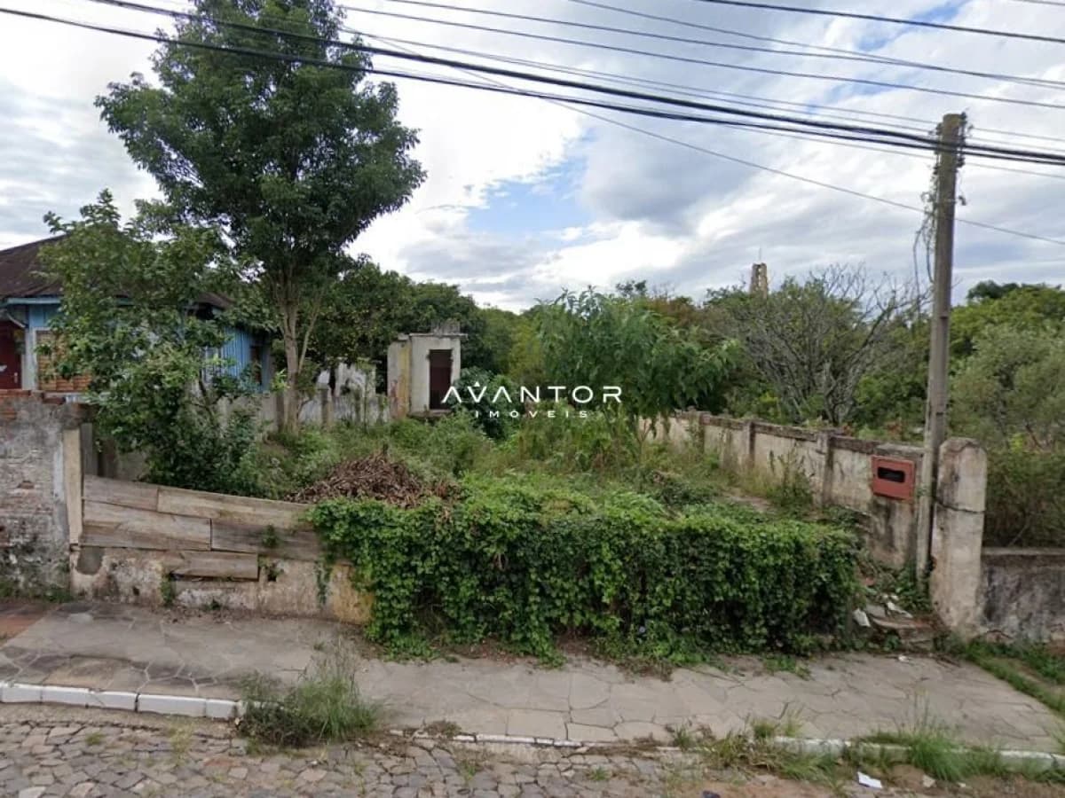 Terreno com vegetação e estruturas — Terreno à venda em Itararé, Santa Maria/RS