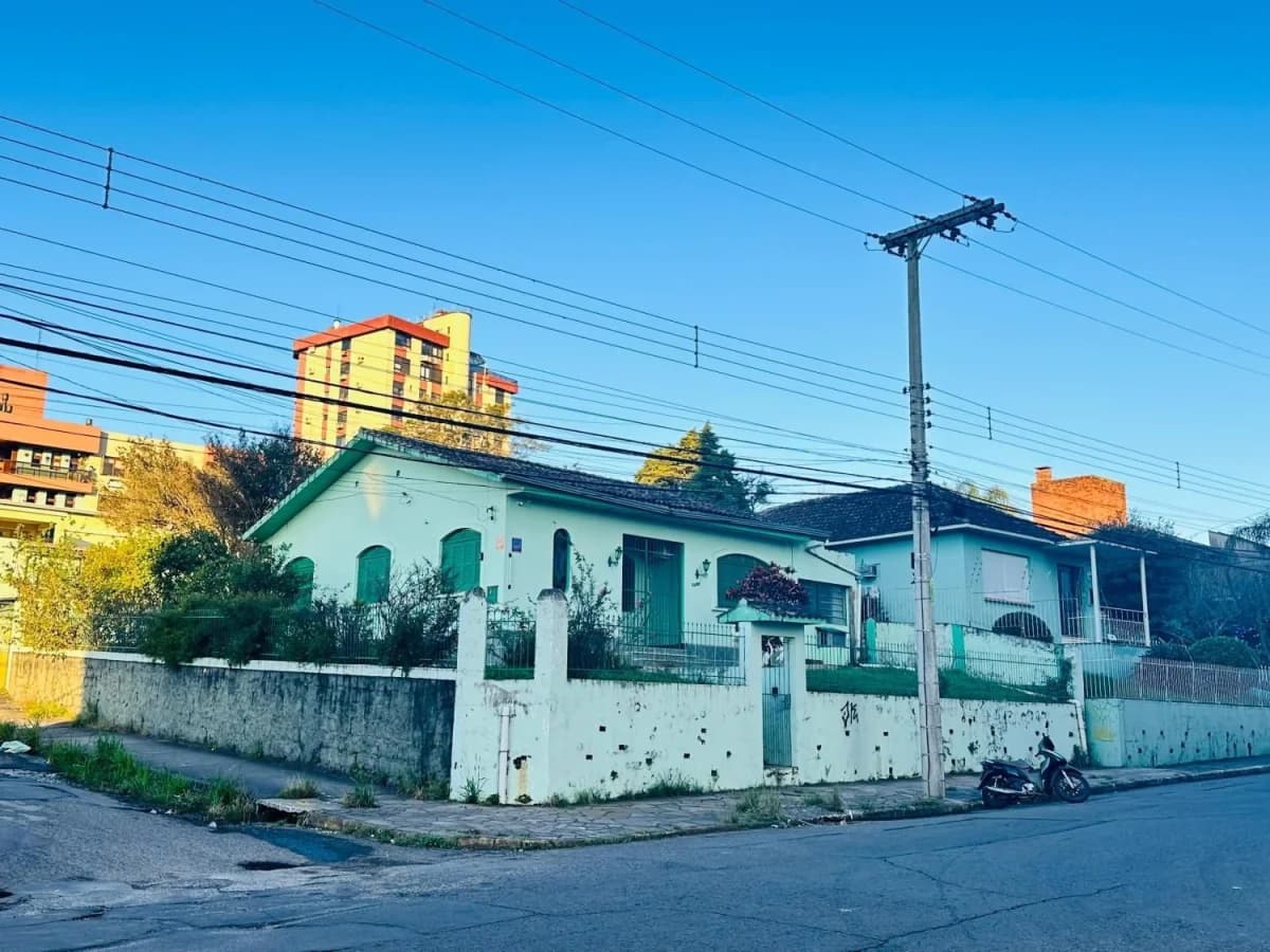 Terreno de esquina entre Av. Presidente Vargas e Av. Medianeira. Confira — Terreno à venda em Nossa Senhora de Fátima, Santa Maria/RS