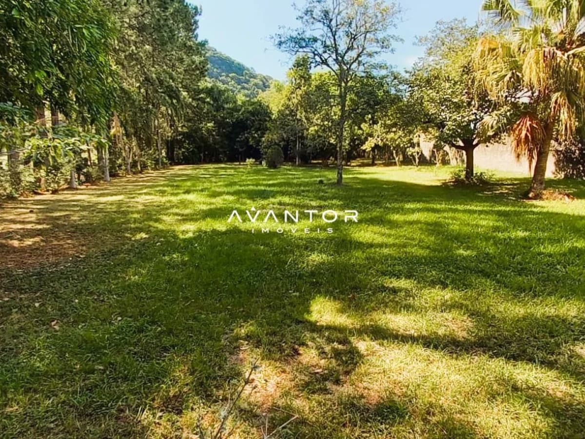 Terreno com gramado e árvores — Terreno à venda em Chácara das Flores, Santa Maria/RS
