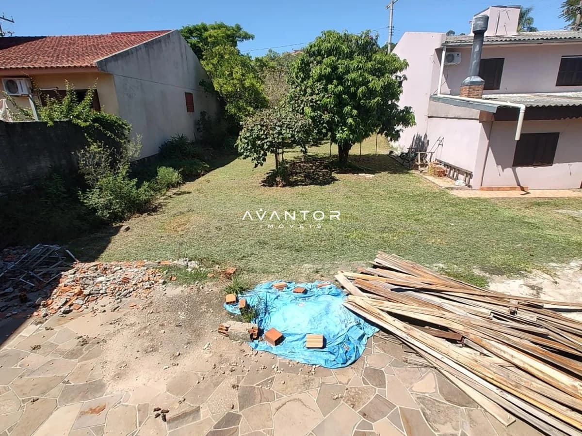 Terreno com pátio e construções adjacentes — Terreno à venda em Dom Antônio Reis, Santa Maria/RS
