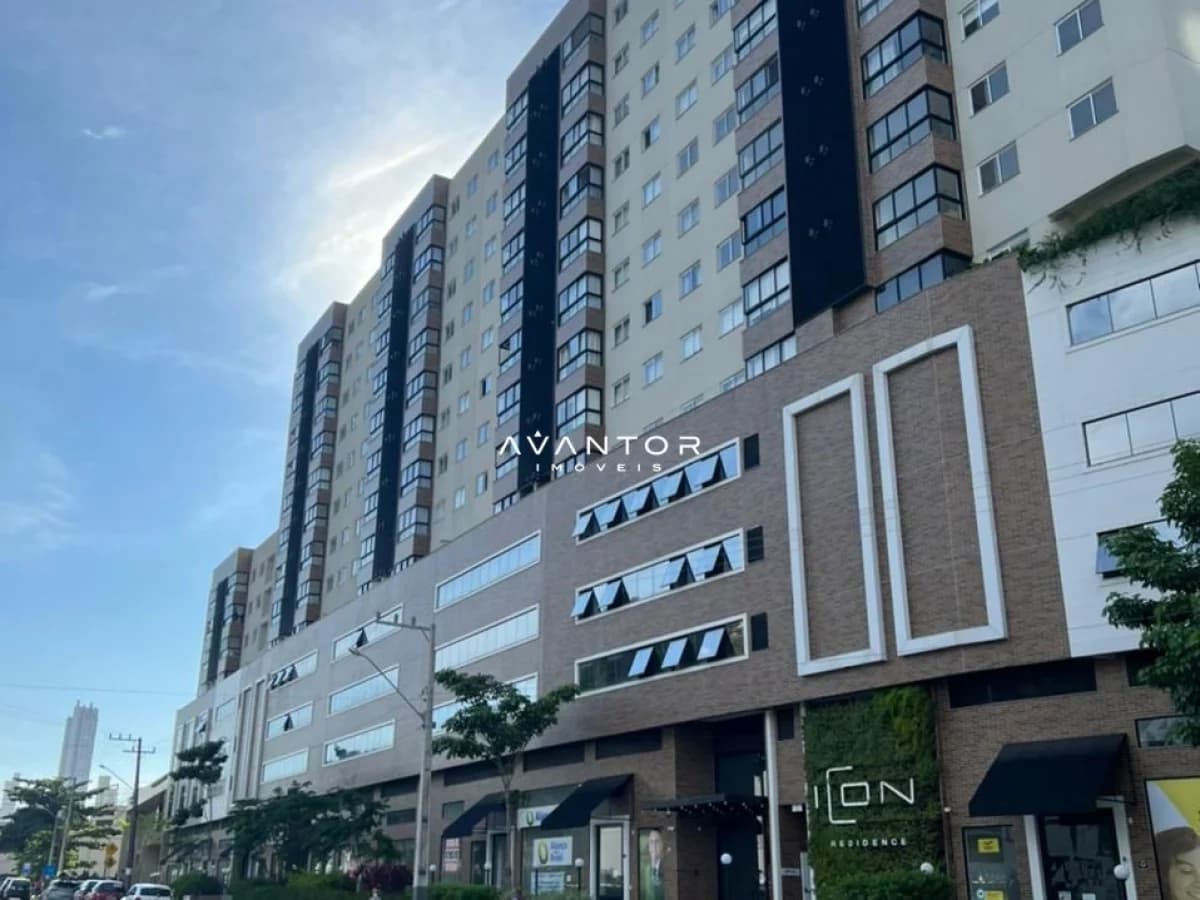 Fachada do prédio com comércios na base — Apartamento com 2 quartos à venda em Centro, Balneário Camboriú/SC