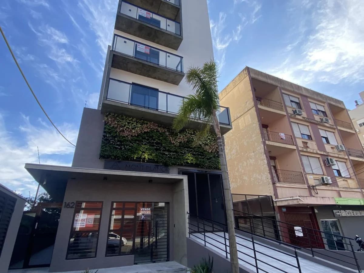 Fachada do prédio com sacada — Apartamento com 2 quartos à venda em Nossa Senhora das Dores, Santa Maria/RS