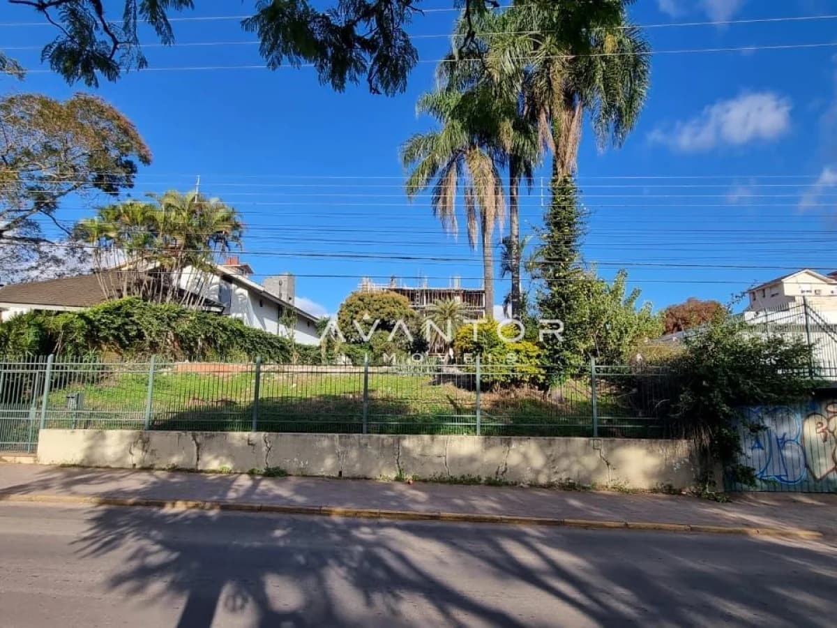 Terreno com árvores e cercado — Terreno à venda em Nossa Senhora de Fátima, Santa Maria/RS