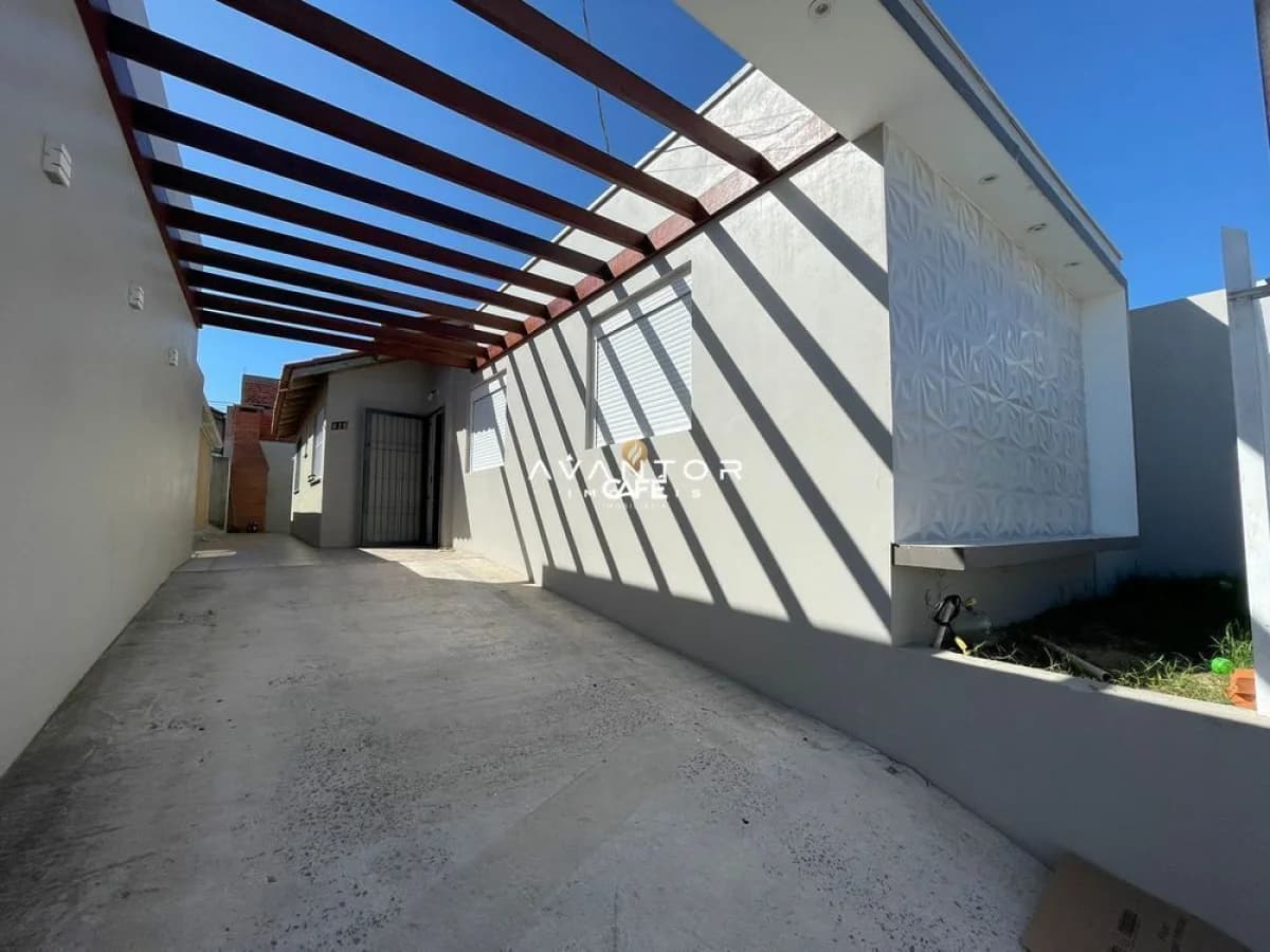 Garagem com cobertura de pergolado — Casa com 3 quartos à venda em Pinheiro Machado, Santa Maria/RS