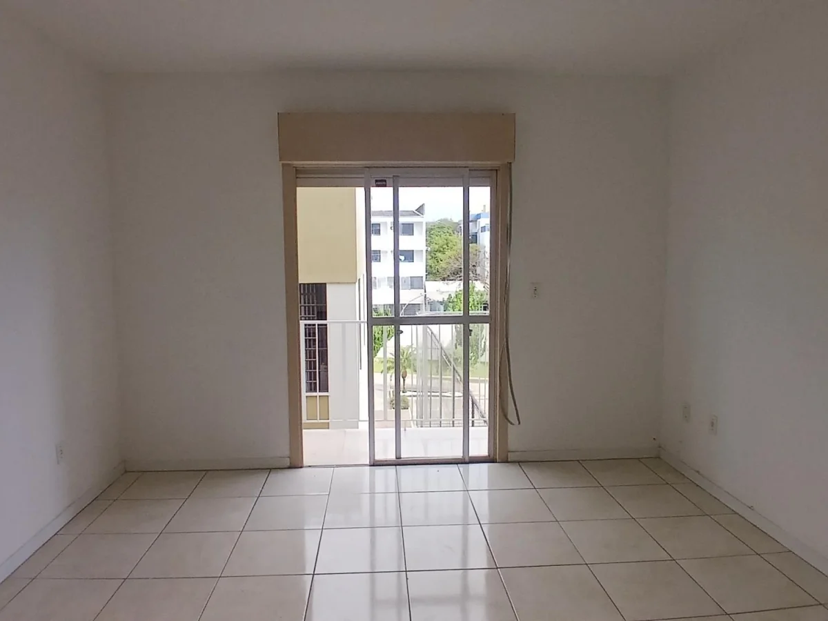 Sala com sacada e porta de vidro — Apartamento com 2 quartos à venda no Residencial Isla Victória., em Centro, Santa Maria/RS