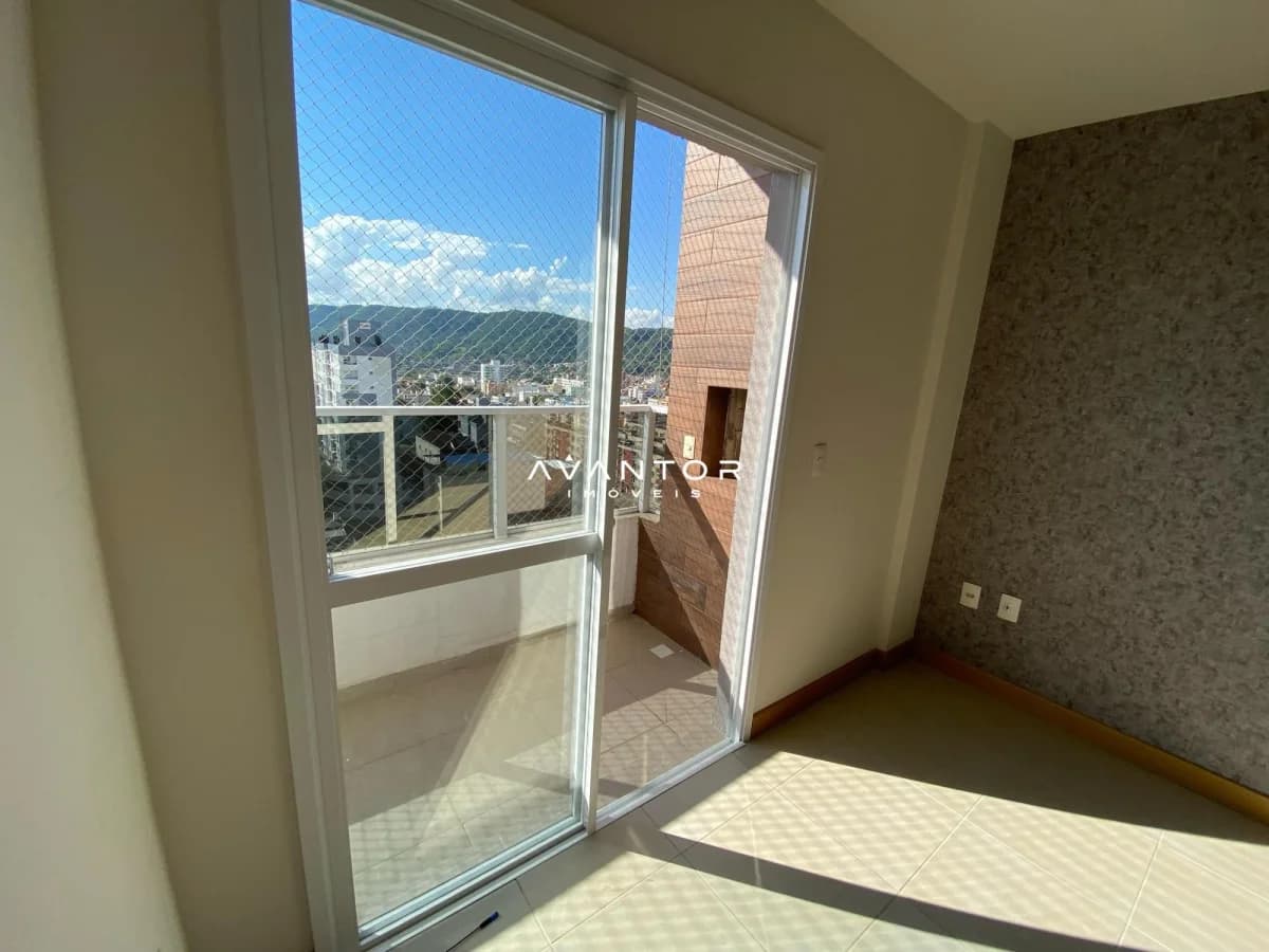 Dormitório com sacada e vista da cidade — Apartamento com 2 quartos à venda em Centro, Santa Maria/RS
