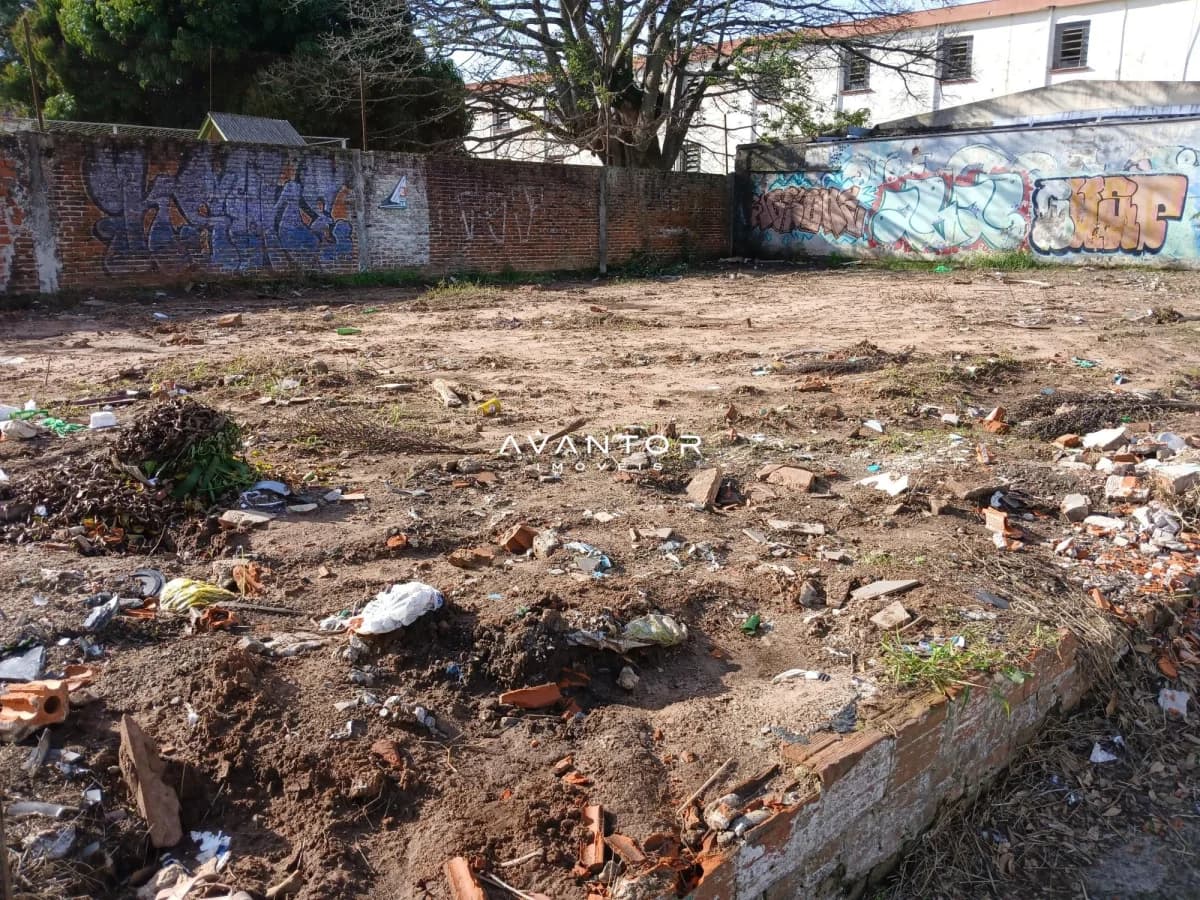 Terreno com muros e resíduos — Terreno à venda em Passo D'Areia, Santa Maria/RS