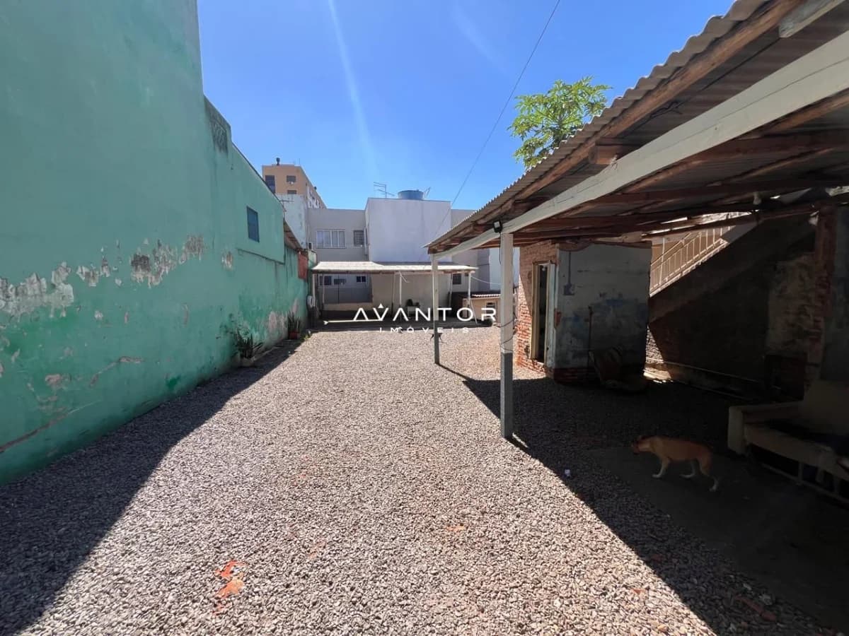 Pátio com cobertura e garagem — Terreno à venda em Nossa Senhora de Fátima, Santa Maria/RS