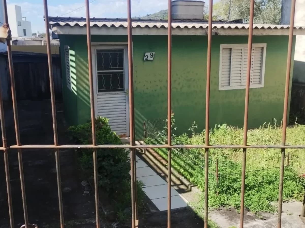 Fachada da casa com portão de ferro — Casa com 1 quarto à venda em Nonoai, Santa Maria/RS