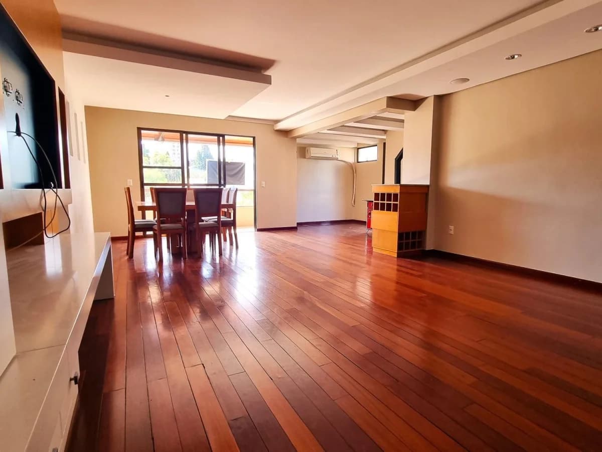 Sala de estar integrada à cozinha com piso de madeira — Apartamento com 4 quartos à venda em Patronato, Santa Maria/RS