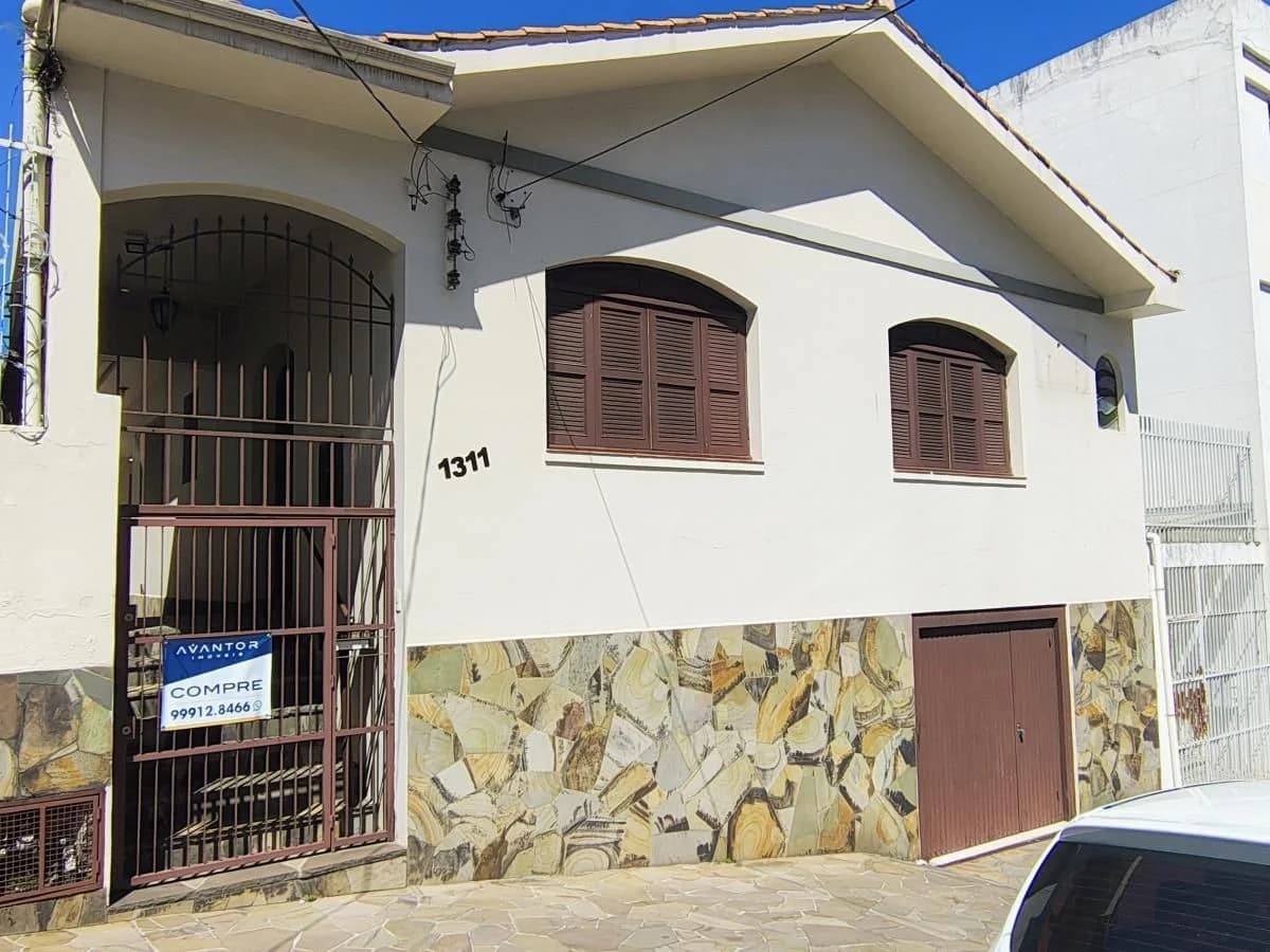 Fachada da casa com garagem — Casa com 3 quartos à venda em Centro, Santa Maria/RS