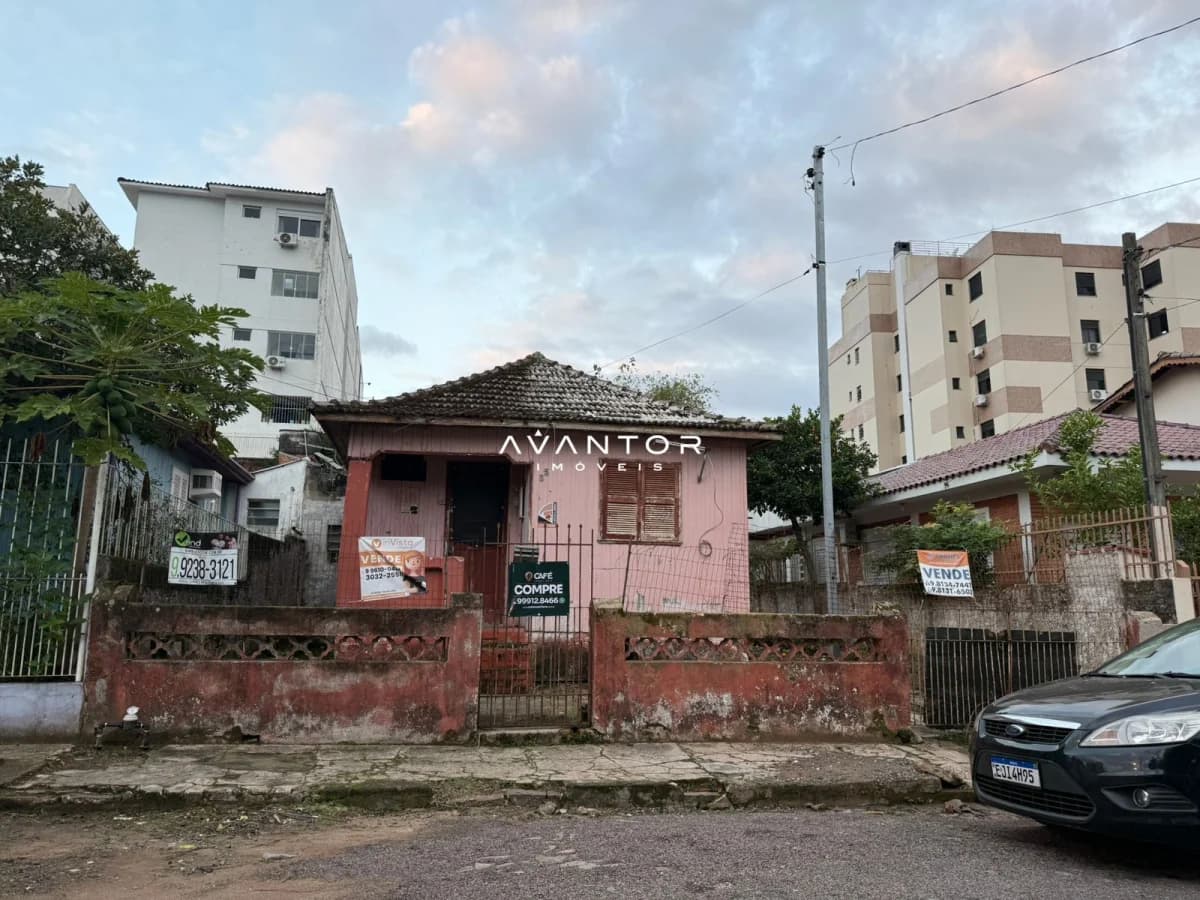 Fachada da casa com muro frontal — Terreno à venda em Nossa Senhora de Lourdes, Santa Maria/RS