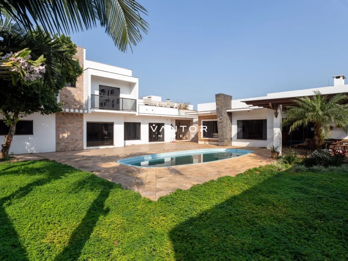 Fachada da casa com piscina — Casa com 4 quartos à venda em Camobi, Santa Maria/RS