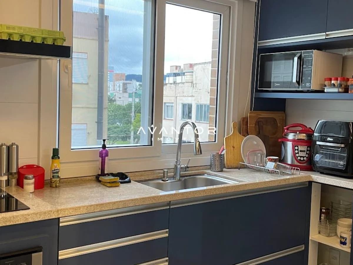 Cozinha com bancada e vista da janela — Apartamento com 2 quartos à venda em Nossa Senhora de Fátima, Santa Maria/RS