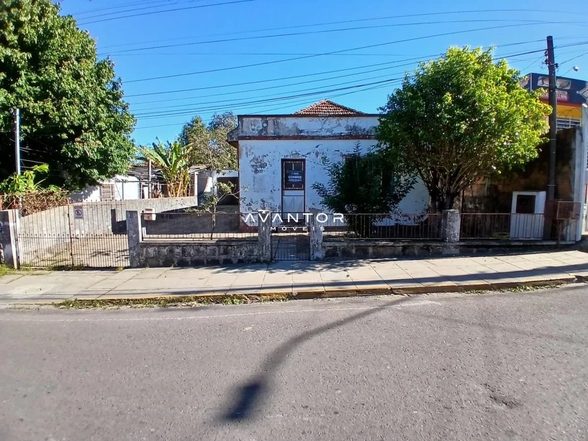 Fachada da casa com portão de entrada — Casa com 2 quartos à venda em Salgado Filho, Santa Maria/RS