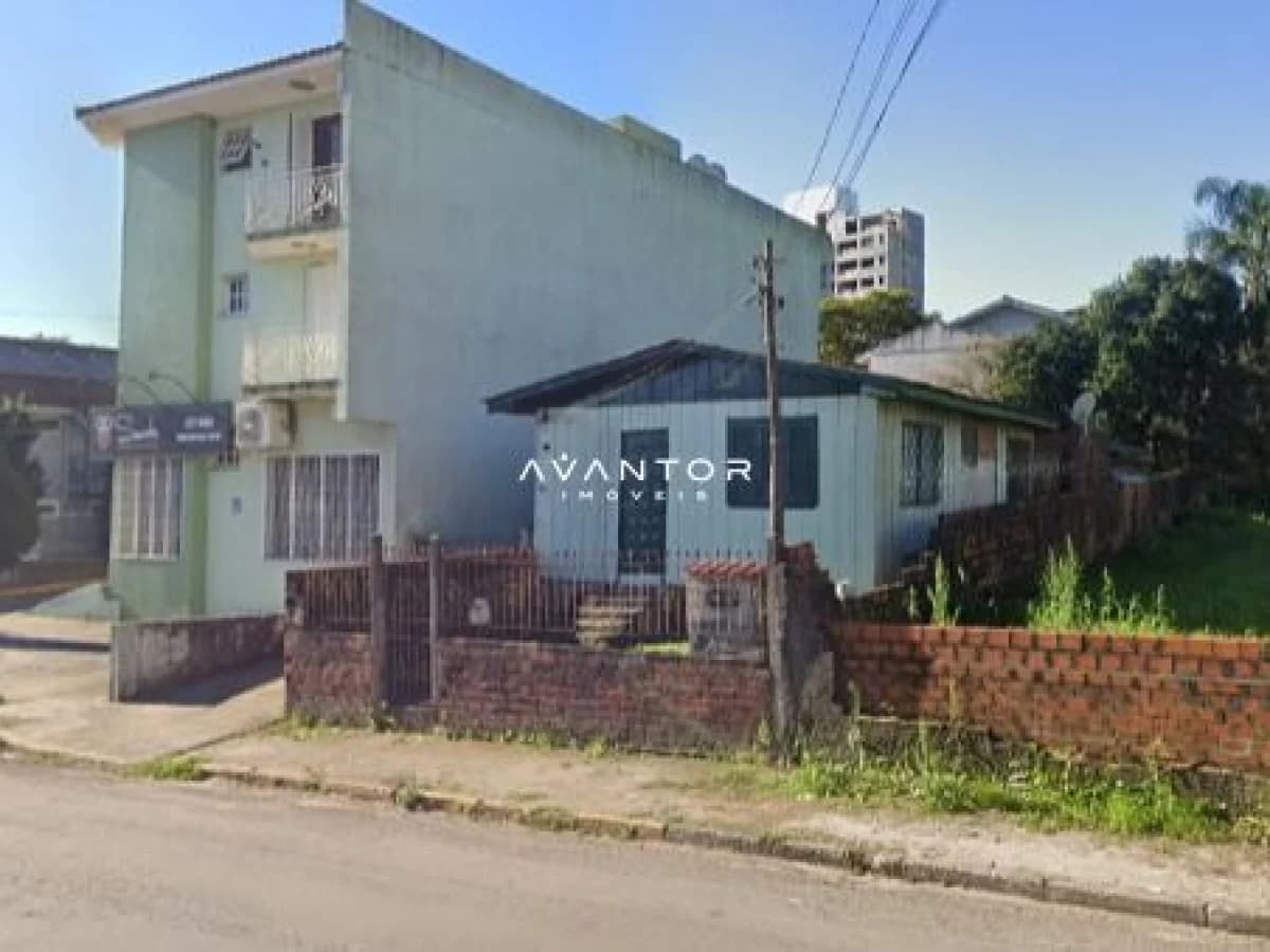 Fachada da casa com terreno — Terreno com 3 quartos à venda em Nossa Senhora de Lourdes, Santa Maria/RS