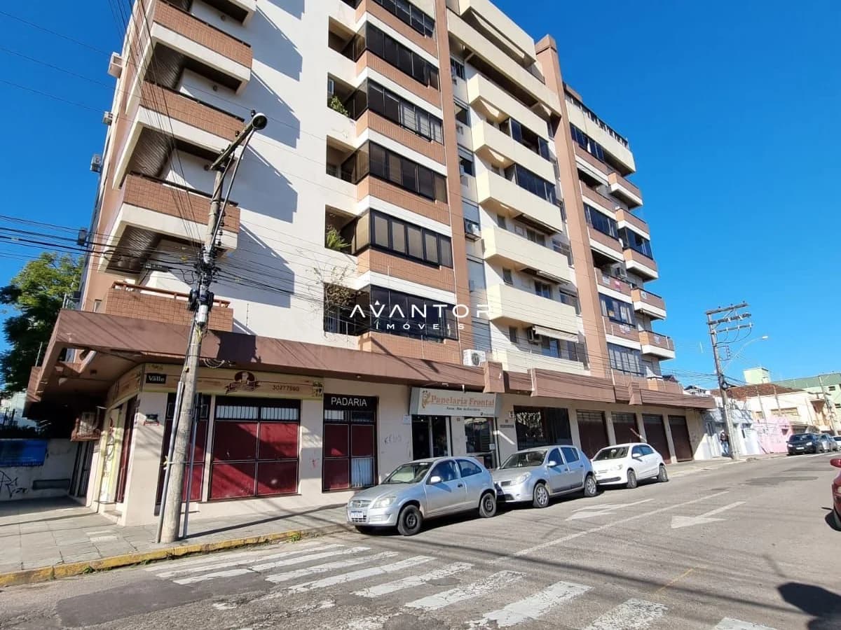 Fachada do prédio com lojas térreo — Apartamento com 3 quartos à venda em Nossa Senhora de Fátima, Santa Maria/RS