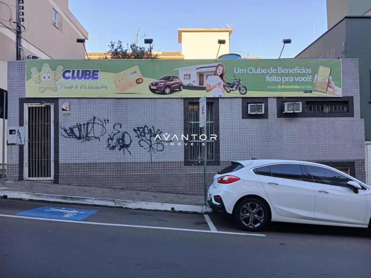 Fachada do imóvel com fachada revestida em azulejo — Sala Comercial com 4 salas para alugar em Centro, Santa Maria/RS