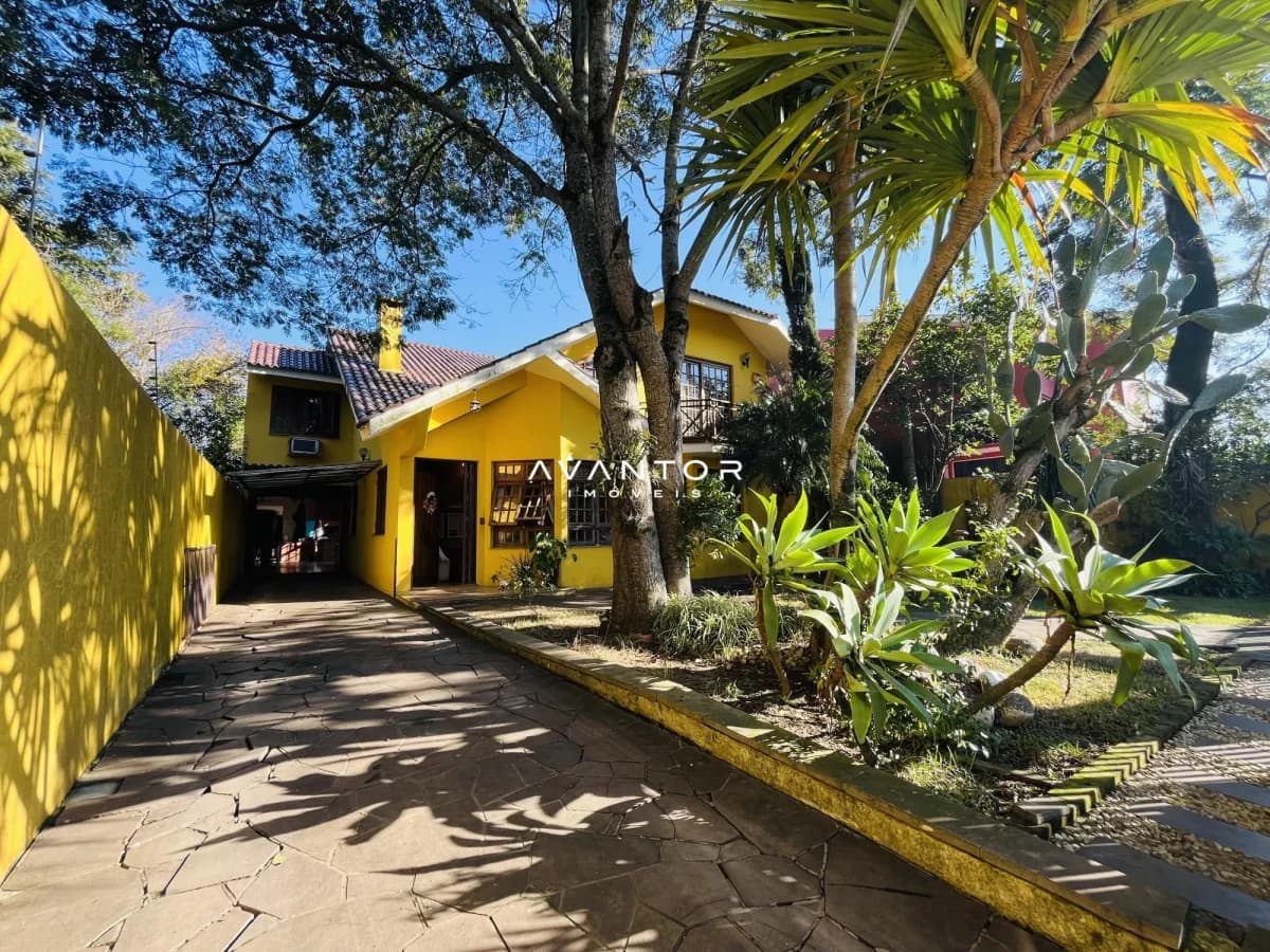 Fachada da casa com garagem e jardim — Casa com 4 quartos à venda em Nossa Senhora do Perpétuo Socorro, Santa Maria/RS