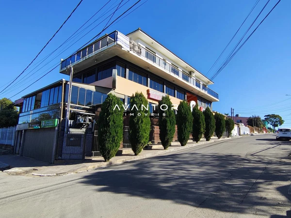 Fachada do prédio com sacada — Prédio Comercial com 2 salas à venda em Juscelino Kubitschek, Santa Maria/RS