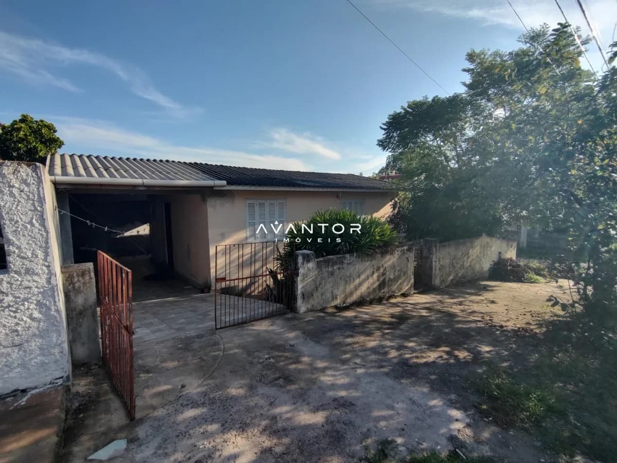 Fachada da casa com garagem — Casa com 2 quartos à venda em Itararé, Santa Maria/RS