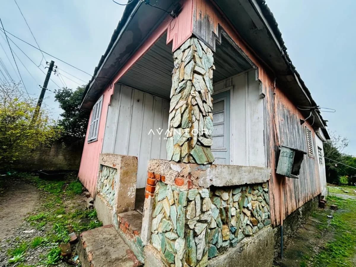 Fachada da casa com revestimento em pedra — Terreno à venda em Urlândia, Santa Maria/RS