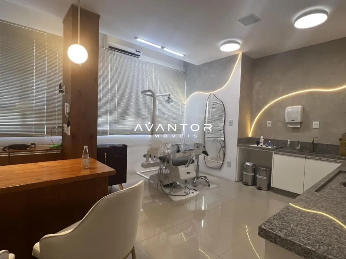 Banheiro com espelho iluminado e pia — Sala Comercial com 2 salas à venda no Edifício Rio da Prata, em Centro, Santa Maria/RS