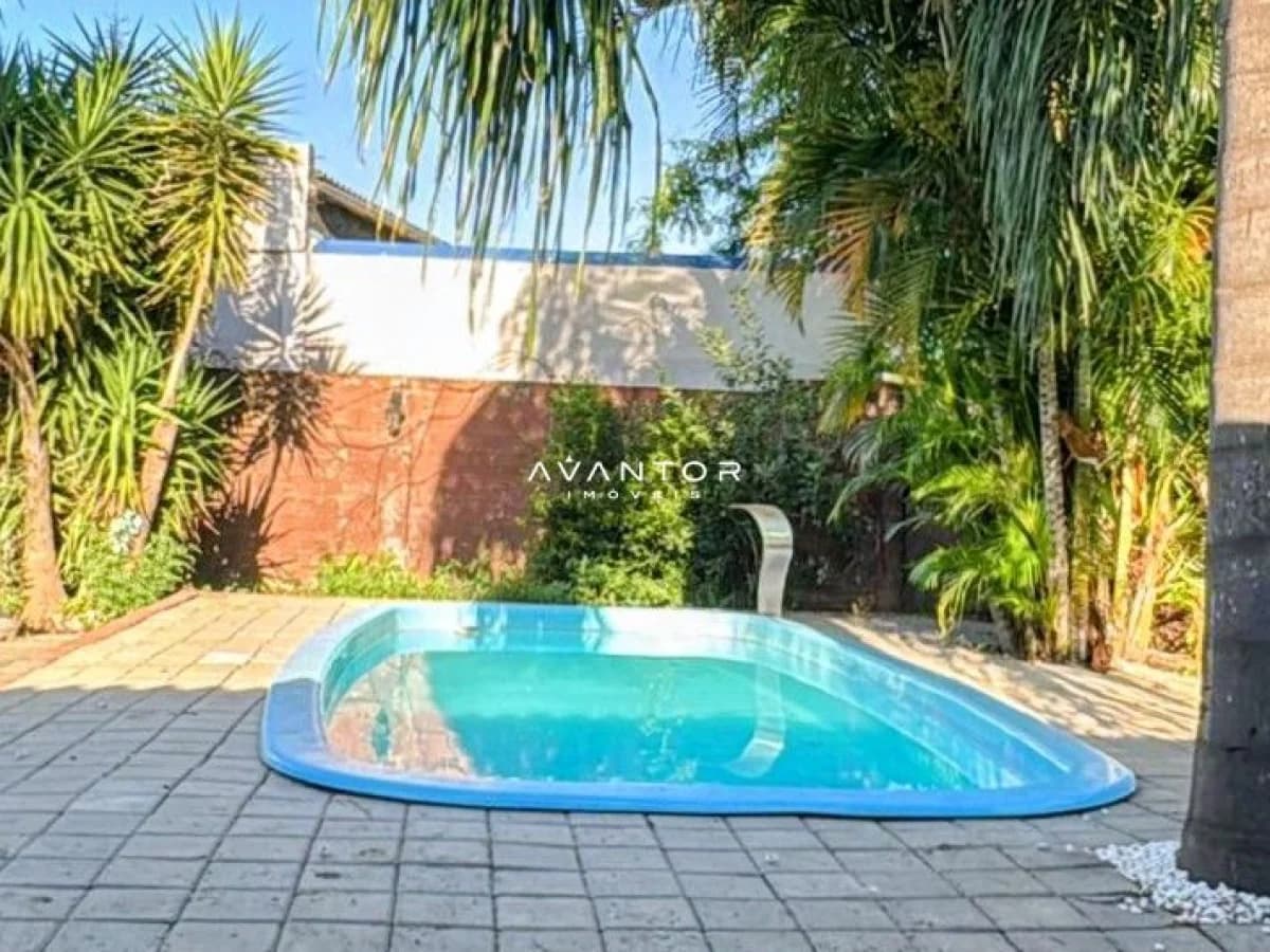 Piscina com área externa e paisagismo — Casa com 3 quartos à venda em Camobi, Santa Maria/RS