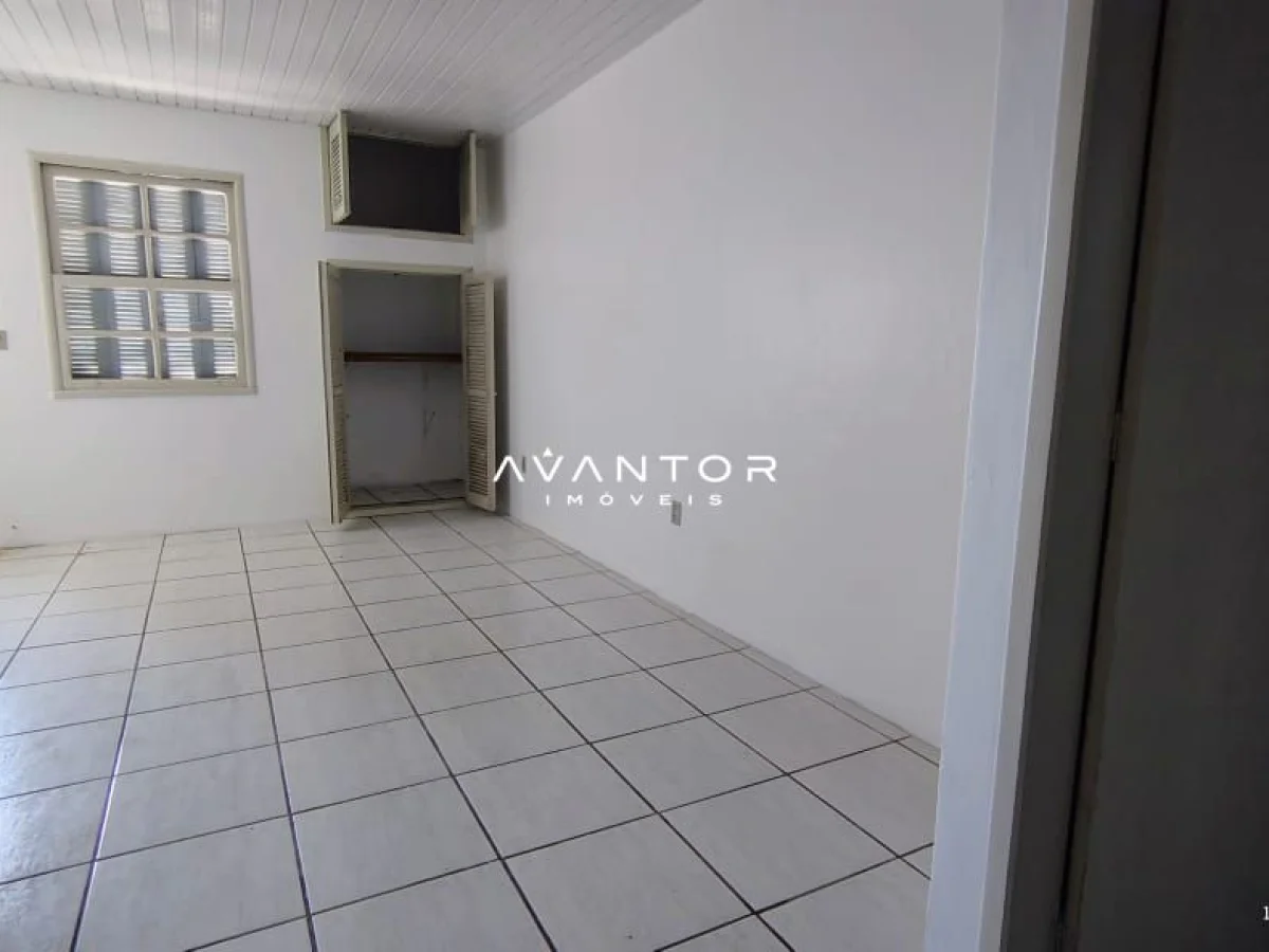 Sala com piso em cerâmica e janelas — Apartamento com 2 quartos à venda no Edifício Pisani, em Centro, Santa Maria/RS