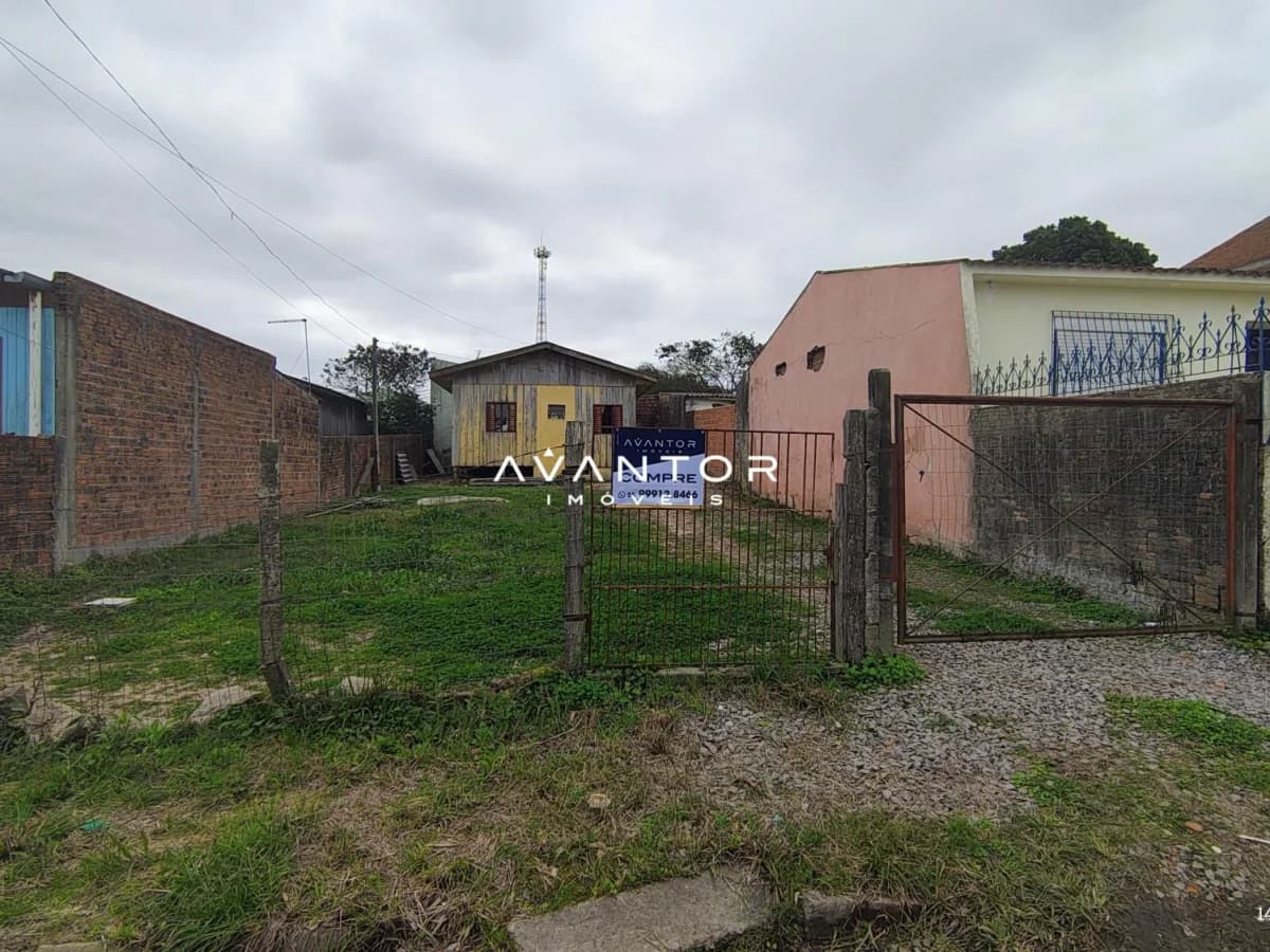 Terreno com construções e cerca de madeira — Terreno à venda em Lorenzi, Santa Maria/RS