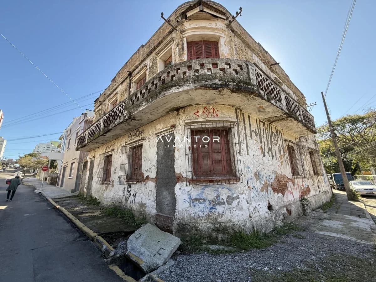 Fachada da casa com sacada e detalhes históricos — Terreno à venda em Centro, Santa Maria/RS