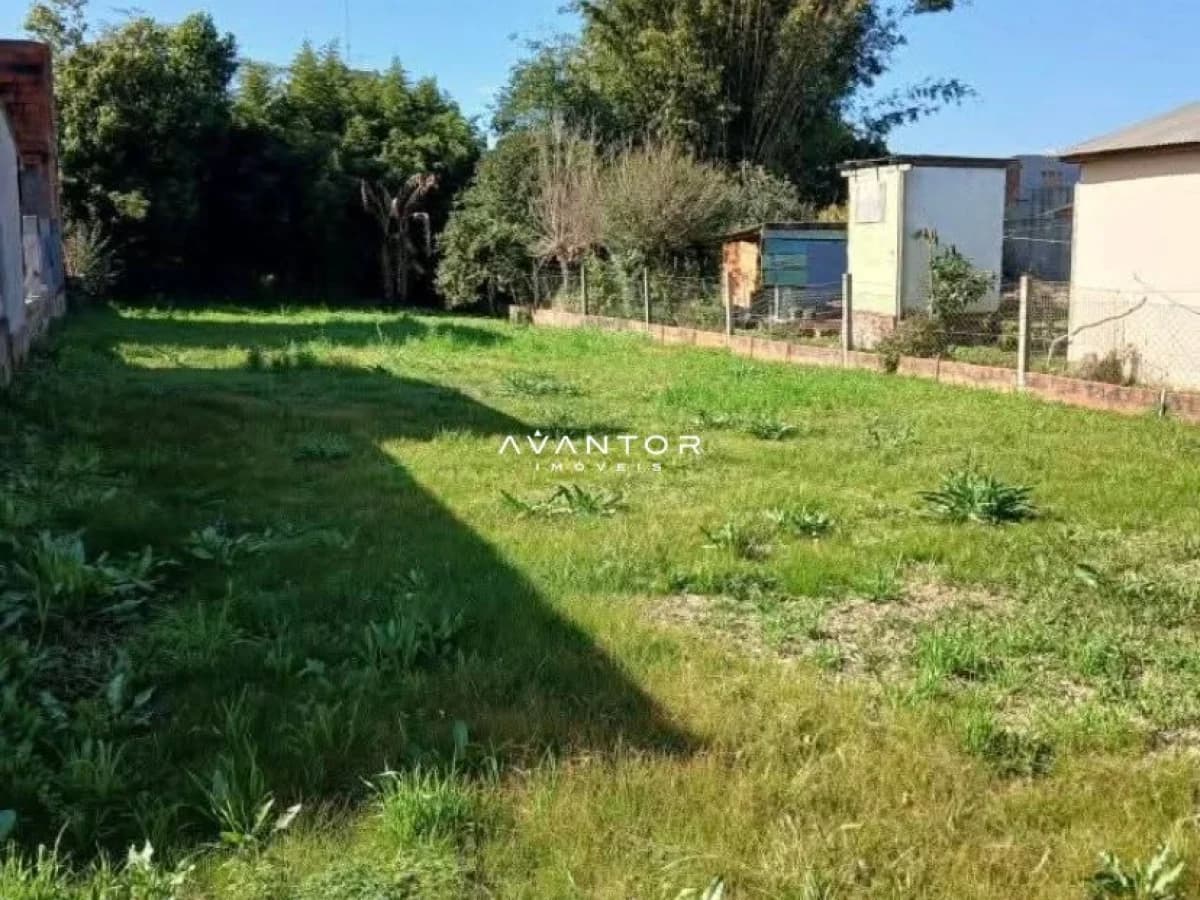 Pátio com grama e árvores — Terreno à venda em São José, Santa Maria/RS