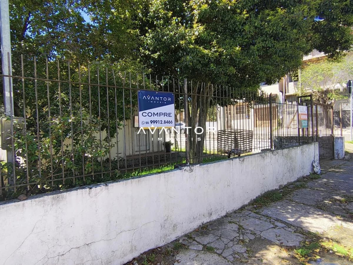 Fachada da casa com portão e muro — Terreno à venda em Duque de Caxias, Santa Maria/RS