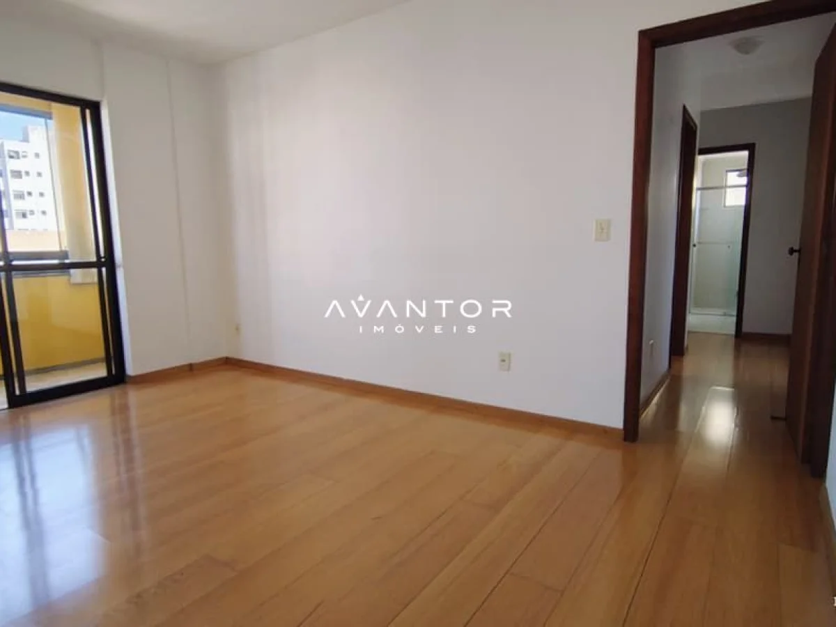 Sala de estar com sacada e piso de madeira — Apartamento com 2 quartos à venda em Centro, Santa Maria/RS