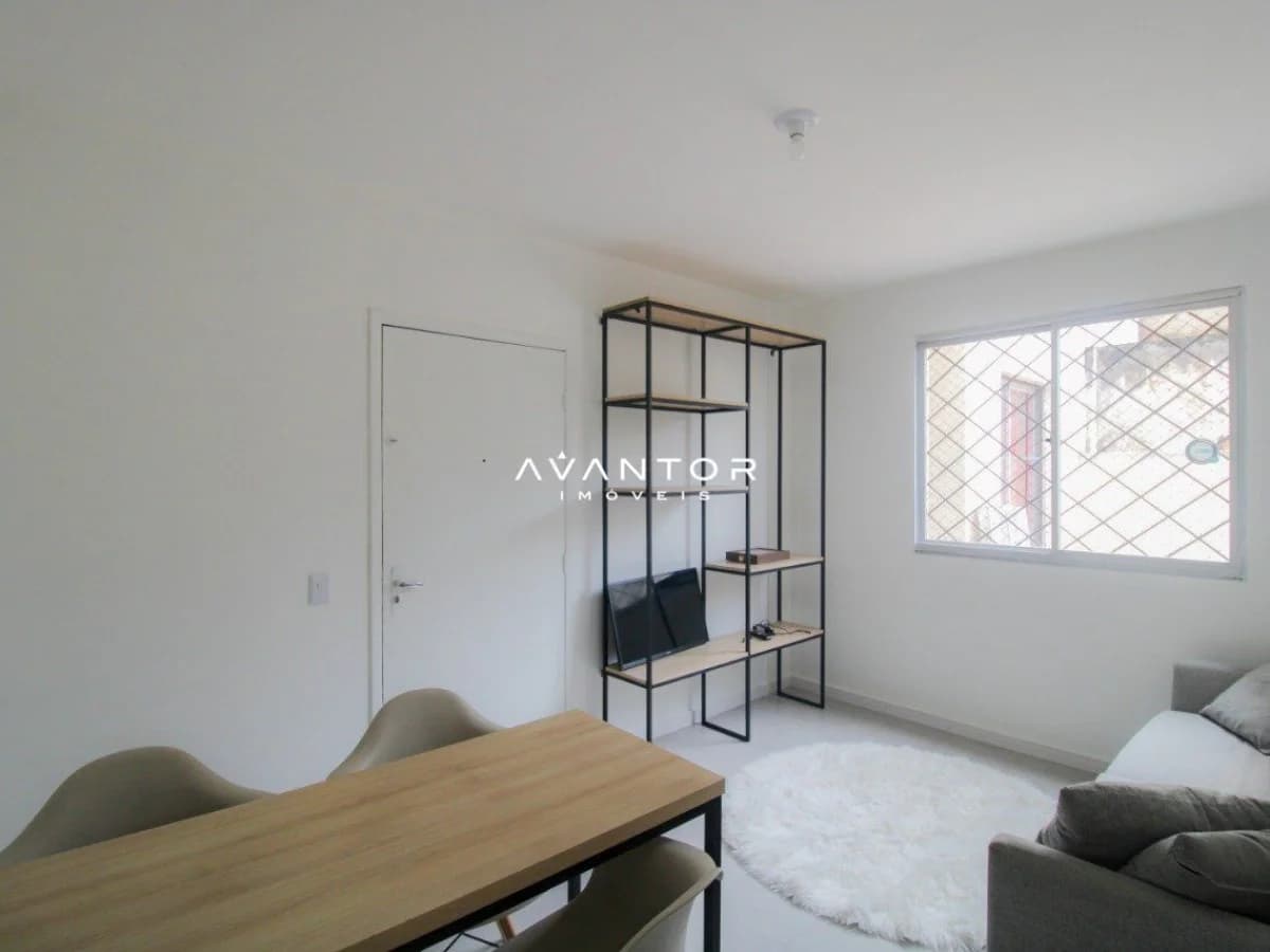Sala integrada com escritório e móveis planejados — Apartamento com 1 quarto à venda em Centro, Santa Maria/RS