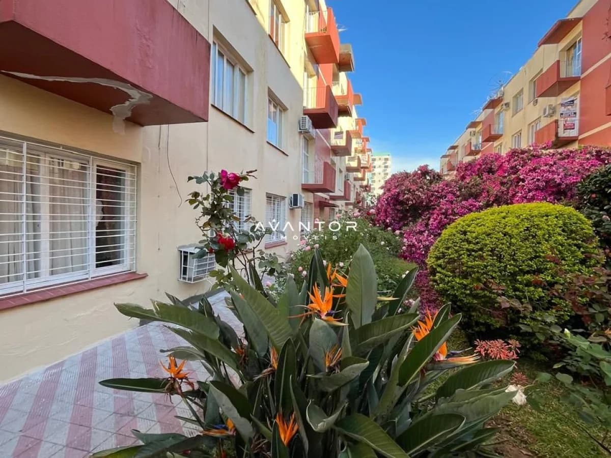 Pátio com plantas e flores — Apartamento com 3 quartos à venda em Centro, Santa Maria/RS