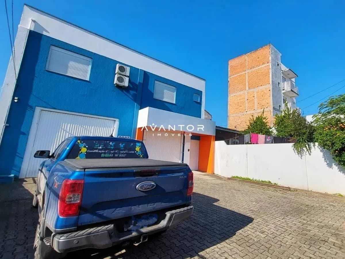 Fachada da casa com garagem — Loja com 4 salas para alugar em Centro, Santa Maria/RS