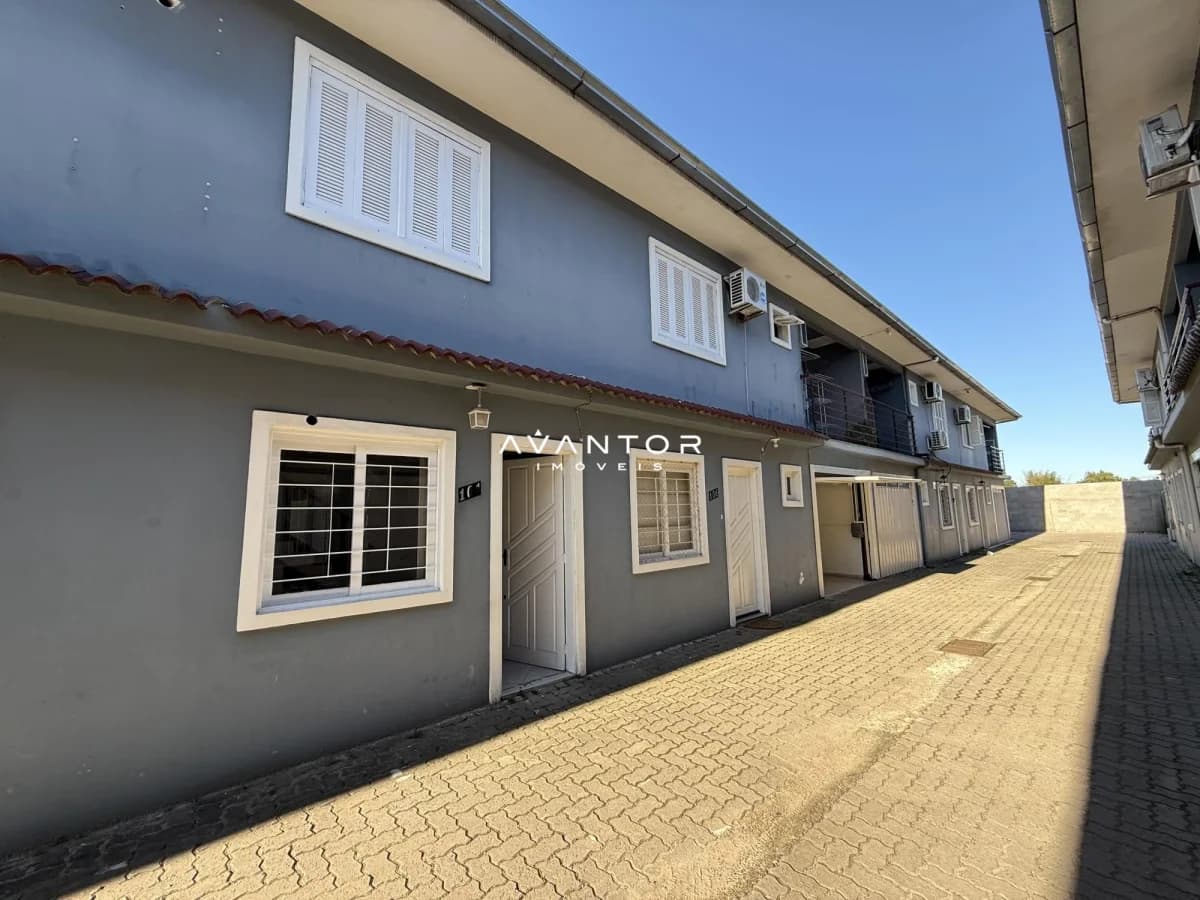 Fachada da casa com pátio — Casa com 2 quartos à venda em Pinheiro Machado, Santa Maria/RS