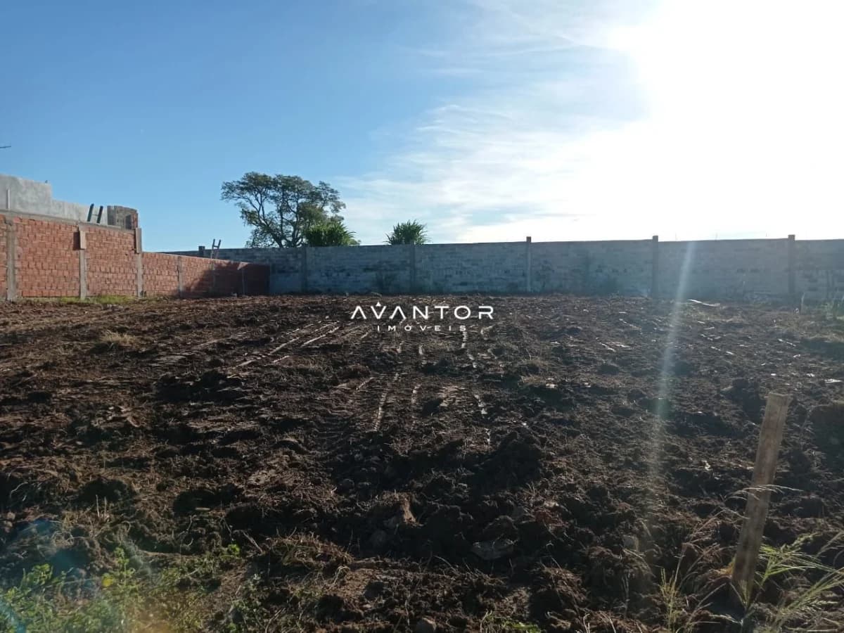 Terreno com muro de alvenaria — Terreno à venda no Residencial Alberto Schons, em Pinheiro Machado, Santa Maria/RS