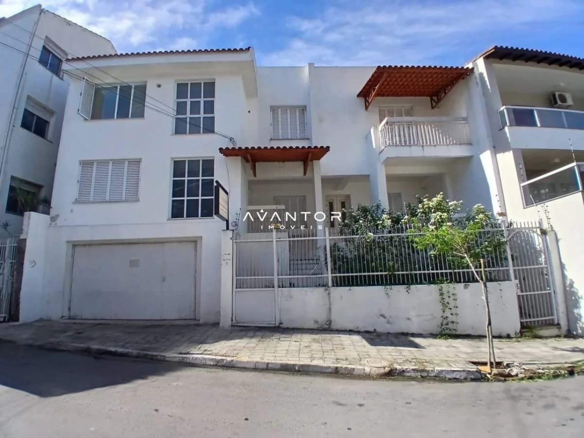 Fachada da casa com garagem — Casa com 5 quartos à venda em Centro, Santa Maria/RS