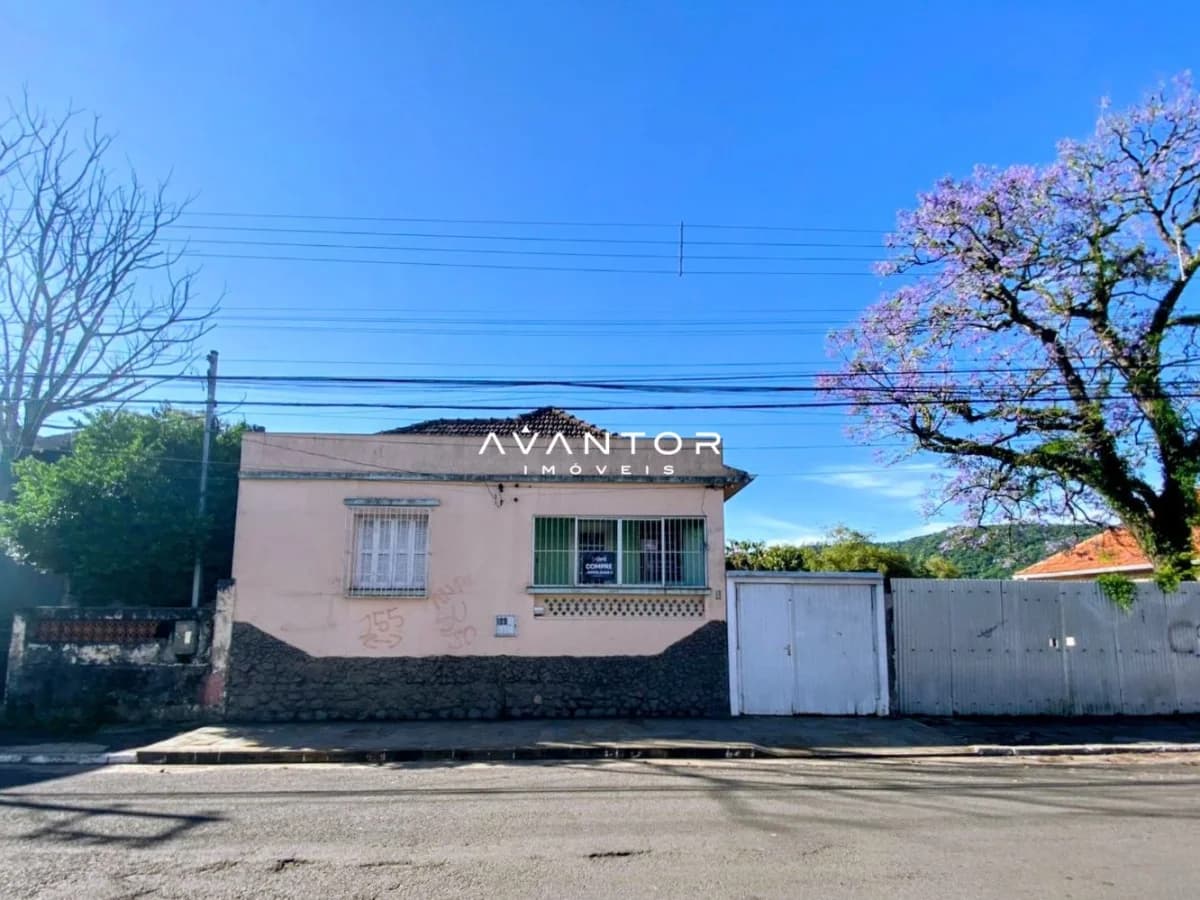 Fachada da casa com garagem — Casa com 3 quartos à venda em Centro, Santa Maria/RS
