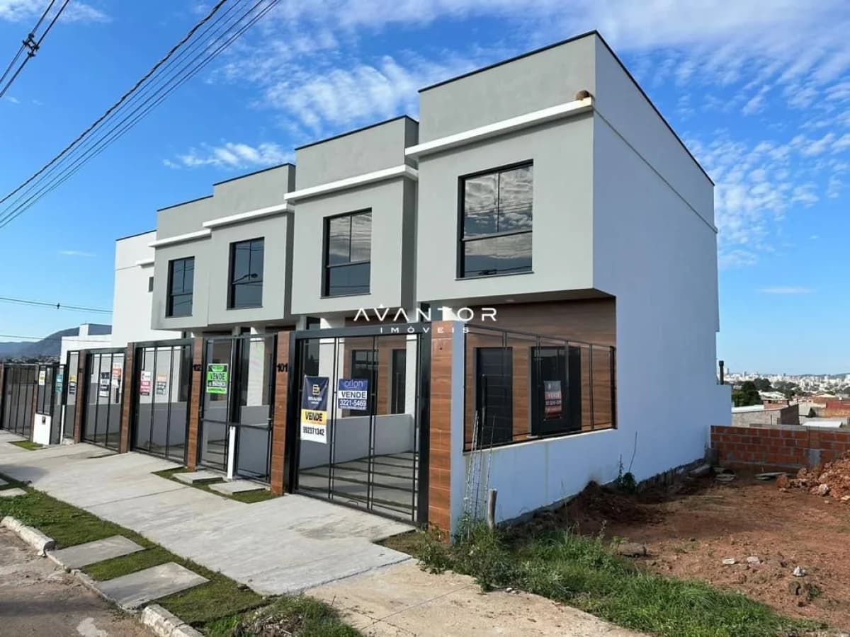 Fachada da casa com garagem — Casa com 2 quartos à venda em Pinheiro Machado, Santa Maria/RS