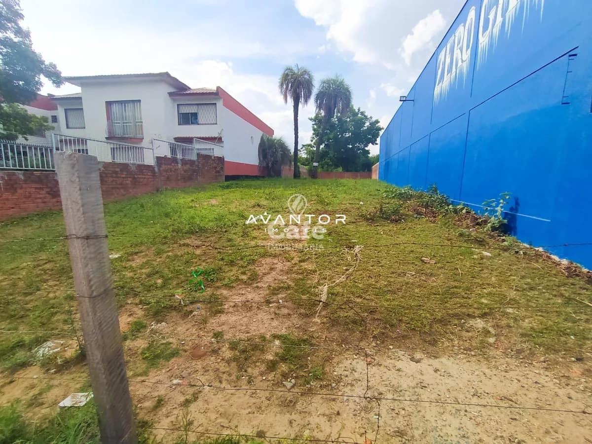 Terreno com casa ao fundo — Terreno à venda em Centro, Santa Maria/RS