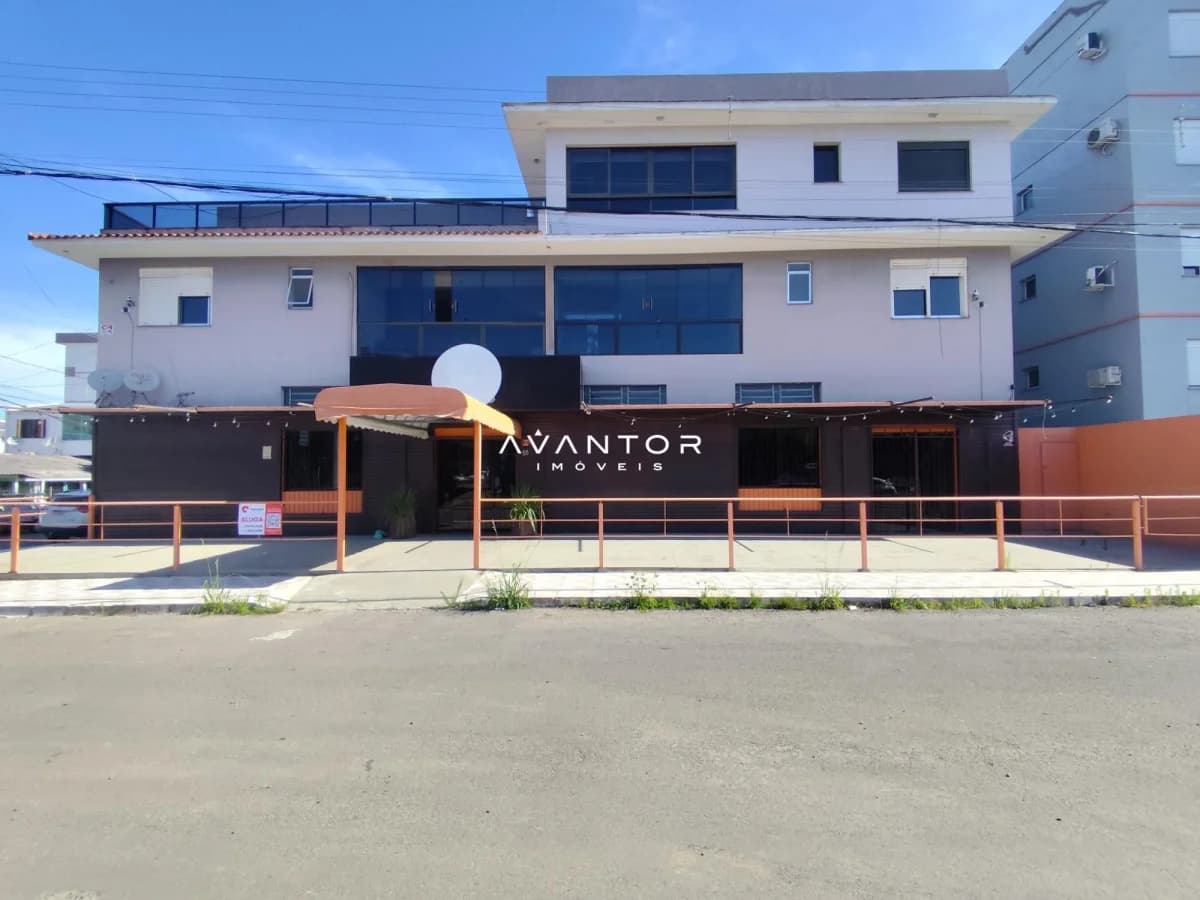 Fachada do prédio com térreo comercial — Loja com 2 salas para alugar em Camobi, Santa Maria/RS