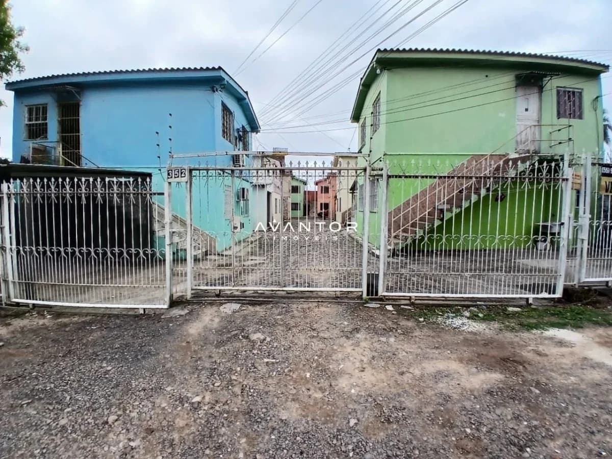 Fachada da casa com portão — Apartamento com 2 quartos à venda em Pinheiro Machado, Santa Maria/RS