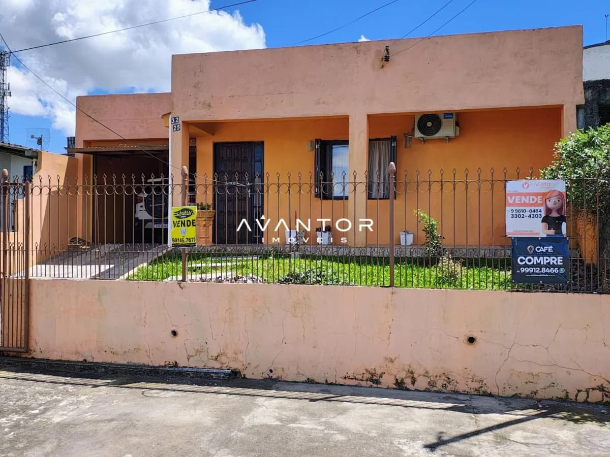 Fachada da casa com garagem — Casa com 3 quartos à venda em Tancredo Neves, Santa Maria/RS